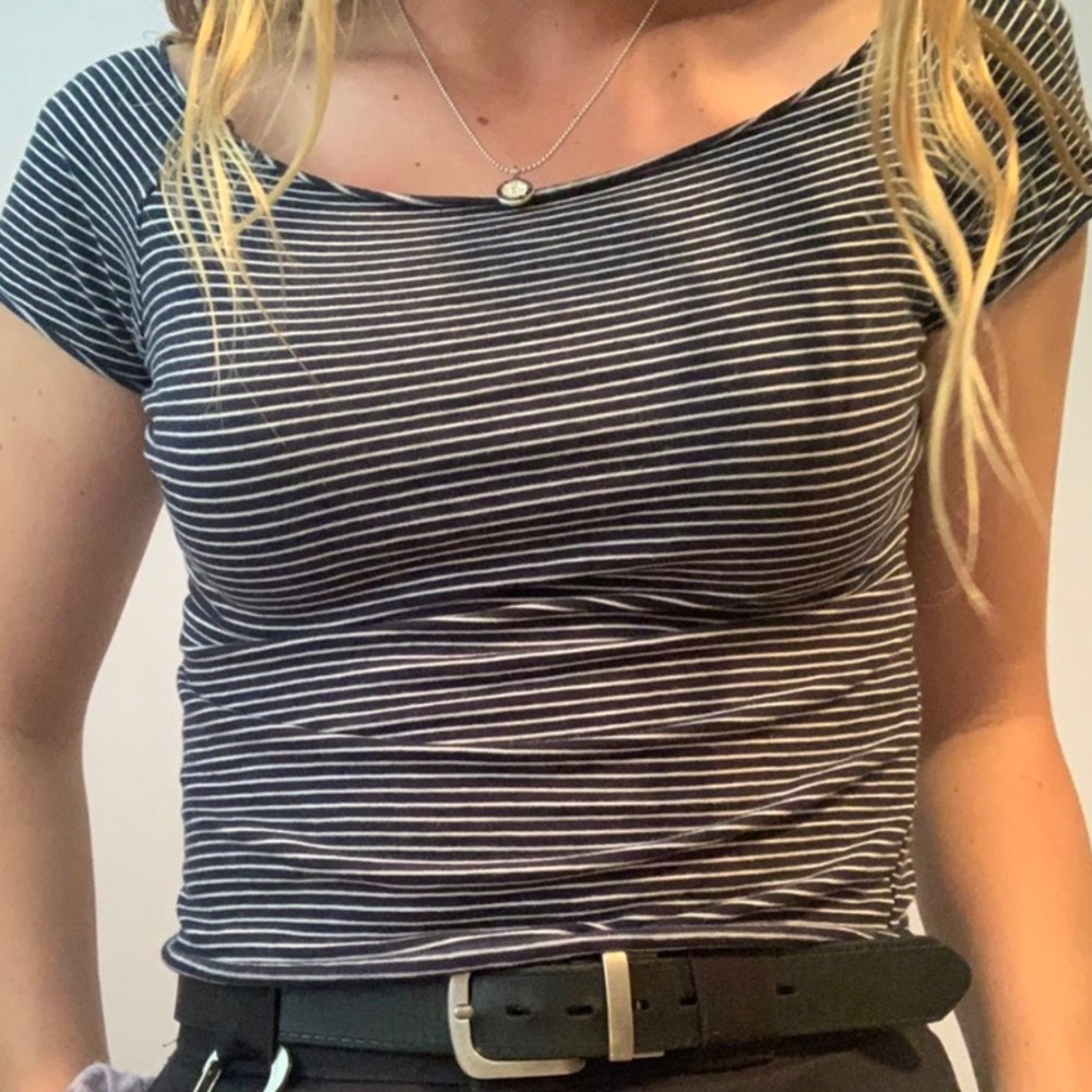 BRANDY MELVILLE STRIPED CUTE NAVY AND WHITE TEE